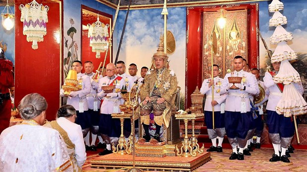 Nhà Vua Thái Lan Maha Vajiralongkorn Bodindradebayavarangkun trong ngày lễ đăng quang. (Nguồn: CGTN) Quân đội Thái Lan lần đầu tiên diễu binh trước Nhà vua Maha Vajiralong ảnh 1