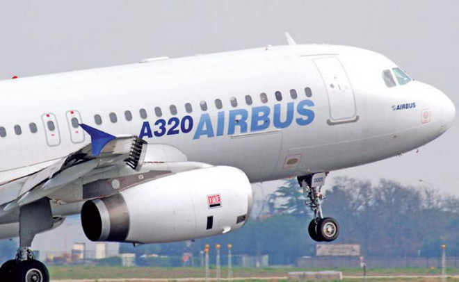 Máy bay chở khách Nga cháy động cơ ngay trước khi cất cánh ảnh 1