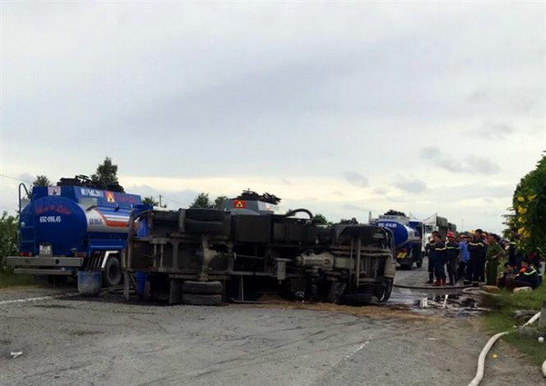 Cần Thơ: Xe bồn chở 6.000 lít xăng lật ngang, xăng tràn khắp đường ảnh 1