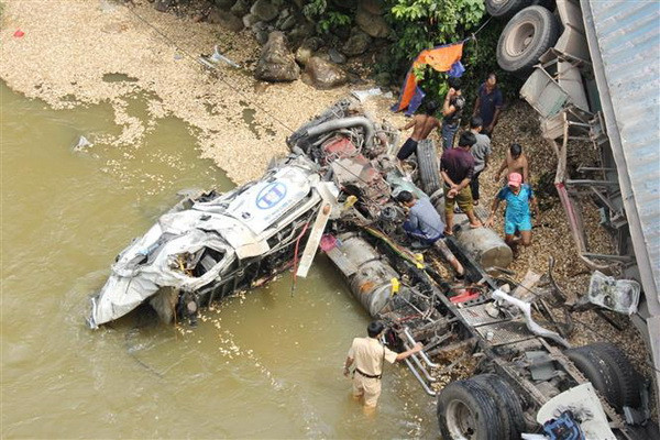 Quảng Trị: Xe đầu kéo đâm gãy thành cầu, lao xuống khe suối ảnh 2