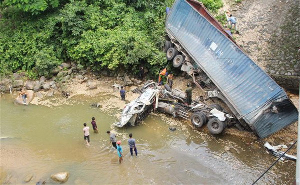 Quảng Trị: Xe đầu kéo đâm gãy thành cầu, lao xuống khe suối ảnh 1