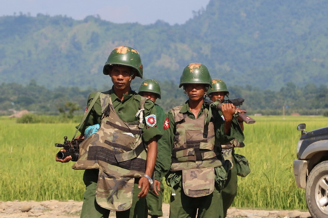 Binh sỹ Myanmar tuần tra tại Maungdaw, bang Rakhine. (Ảnh: AFP/TTXVN) Myanmar: Đụng độ cảnh sát và người biểu tình, 7 người thiệt mạng ảnh 1