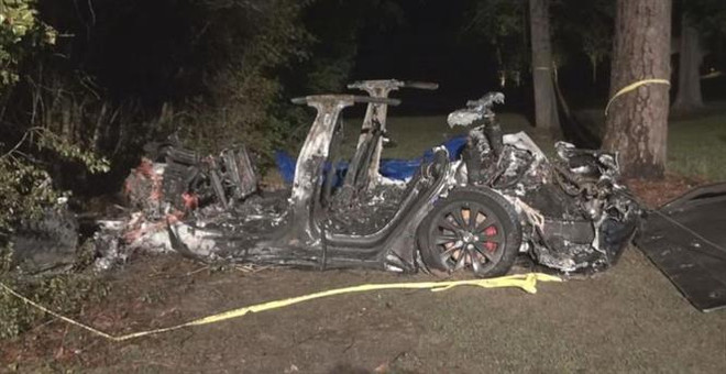 Một chiếc ôtô Tesla cháy rụi tại hiện trường vụ tai nạn ở thành phố Houston, bang Texas, Mỹ, tối 17/4/2021. (Ảnh: ABC News/TTXVN) CEO Tesla trình diện trước tòa về vụ tai nạn liên quan xe tự lái ảnh 1