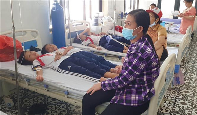 Chia nhau gói kẹo mua ngoài cổng trường, 9 học sinh nghi bị ngộ độc ảnh 1 Chia nhau gói kẹo mua ngoài cổng trường, 9 học sinh nghi bị ngộ độc ảnh 1