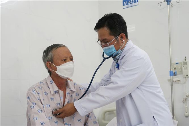 Trong ảnh: Nhiều người cao tuổi nhập viện tại Bệnh viện Thống Nhất, Thành phố Hồ Chí Minh. Ảnh: Đinh Hằng – TTXVN Nắng nóng kéo dài, bệnh nhi và người già nhập viện tăng cao ảnh 4
