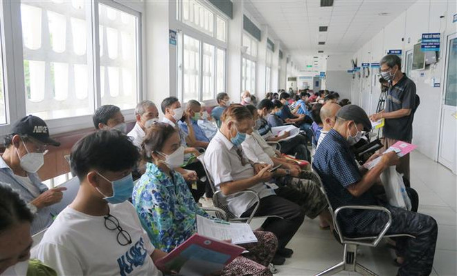 Nhiều người cao tuổi chờ đến lượt khám bệnh tại Bệnh viện Thống Nhất, Thành phố Hồ Chí Minh. (Ảnh: Đinh Hằng/TTXVN) Nắng nóng kéo dài, bệnh nhi và người già nhập viện tăng cao ảnh 3