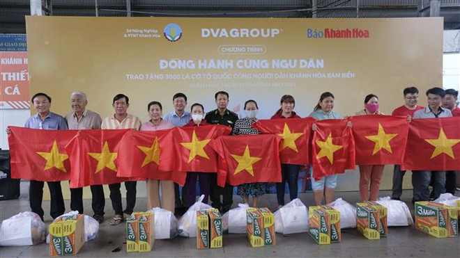 Chương trình được tổ chức với mong muốn lan tỏa các giá trị tốt đẹp, đồng thời động viên, khuyến khích ngư dân tiếp tục vươn khơi, bám biển cùng chung tay giữ gìn, bảo vệ chủ quyền biển, đảo thiêng liêng của Tổ quốc. (Ảnh Đặng Tuấn/TTXVN) Trao tặng 3.000 lá cờ Tổ quốc cho ngư dân bám biển Trường Sa ảnh 1