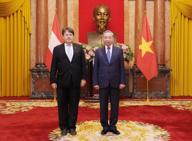 Tổng Bí thư, Chủ tịch nước Tô Lâm và Đại sứ Cộng hòa Áo tại Việt Nam Phillipos Agathonnos chụp ảnh chung. (Ảnh: Lâm Khánh/TTXVN) ttxvn_1709_to lam ao.jpg