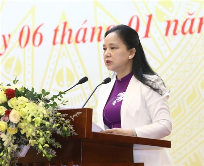 Thứ trưởng Bộ Nội vụ Trần Thị Hà, Trưởng ban Thi đua-Khen thưởng Trung ương, Phó Chủ tịch Thường trực Hội đồng Thi đua-Khen thưởng Trung ương báo cáo tại Hội nghị. (Ảnh: Văn Điệp/TTXVN) Công tác thi đua, khen thưởng góp phần củng cố niềm tin của nhân dân ảnh 2