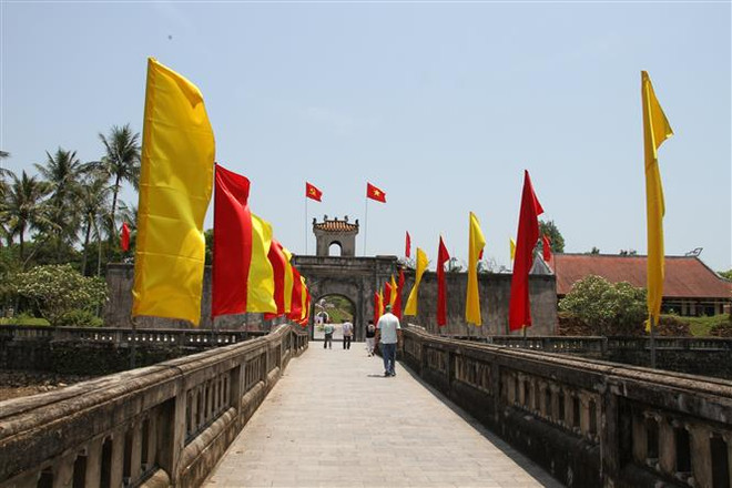 Cổng Di tích lịch sử quốc gia đặc biệt Thành cổ Quảng Trị. (Ảnh: Thanh Thủy/TTXVN) Khát vọng hòa bình trên vùng đất "thiêng": Đồng lòng vượt qua gian khó ảnh 1
