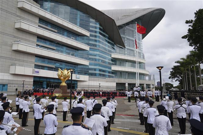Lễ thượng cờ tại Quảng trường Kim Tử Kinh, Khu hành chính đặc biệt Hong Kong (Trung Quốc) nhân kỷ niệm 25 năm ngày Hong Kong được trao trả cho Trung Quốc sau 156 năm thuộc quyền quản lý của Anh (1/7/1997-1/7/2022). (Ảnh: AFP/TTXVN) Sử dụng tiếng phổ thông để tuyên thệ: Điều mới mẻ ở Hong Kong ảnh 1
