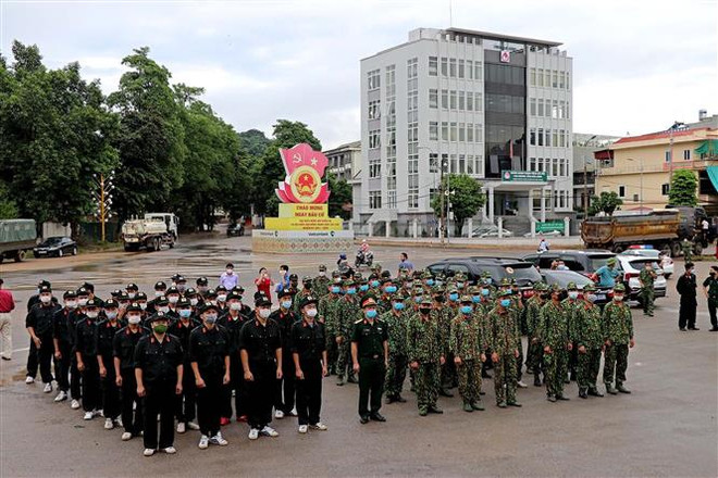 Lực lượng an ninh tỉnh Hòa Bình đưa hàng hóa ủng hộ nhân dân Thành phố Hồ Chí Minh phòng, chống dịch COVID-19. (Ảnh: Thanh Hải/TTXVN) Lực lượng An ninh nhân dân - Công cụ bảo vệ Đảng, Nhà nước, nhân dân ảnh 1