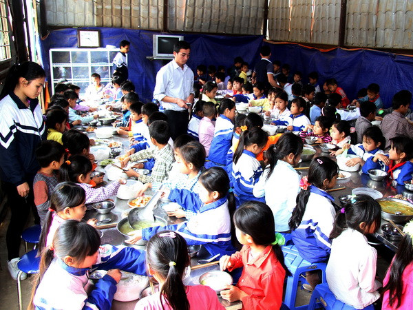 Bữa ăn của các em học sinh trường Phổ thông dân tộc bán trú Tiểu học số 1 xã Ta Gia. (Ảnh: Việt Hoàng/TTXVN) Lai Châu nỗ lực đưa học sinh dân tộc thiểu số đến trường ảnh 2