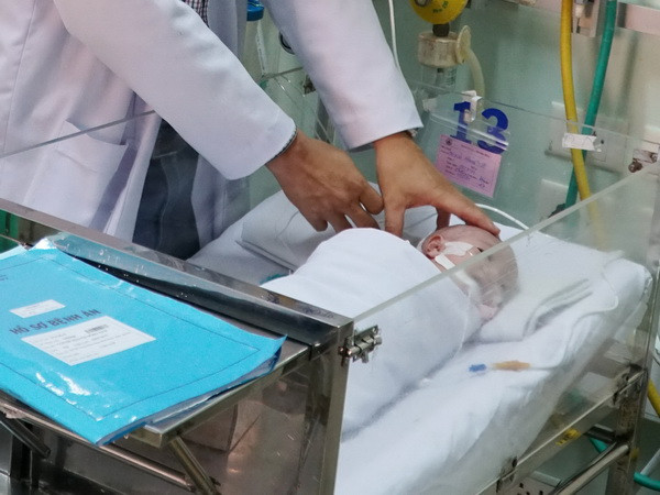 Phẫu thuật lấy khối bướu hiếm gặp ở trẻ sơ sinh 20 ngày tuổi ảnh 1