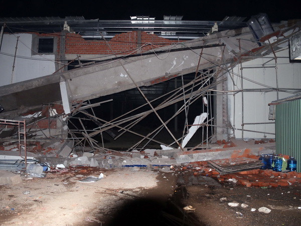 Sập ôvăng siêu thị đang thi công, 3 người bị thương nặng ảnh 1