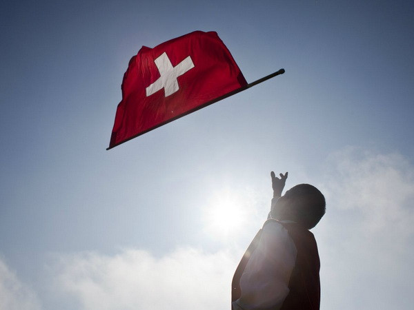 Thụy Sĩ bỏ phiếu về thu nhập cơ bản suốt đời cho mỗi người dân ảnh 1