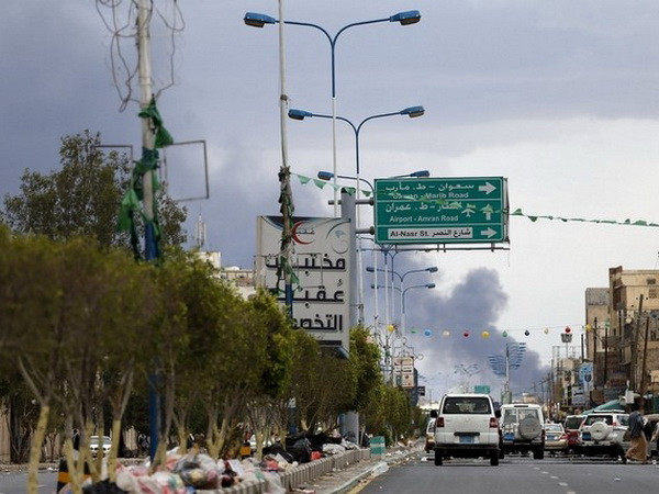 Liên quân do Saudi Arabia đứng đầu không kích sân bay ở Sanaa ảnh 1