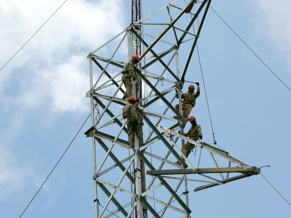 Triển khai dự án lắp đặt hệ thống cột, xà trạm biến áp 220kV Đồng Hới ảnh 1