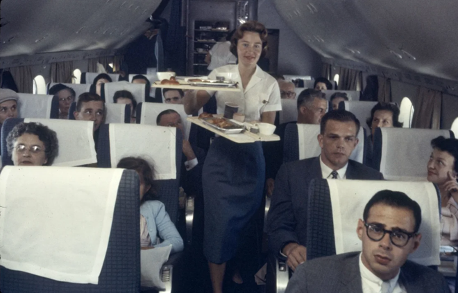 Phục vụ bữa ăn trên máy bay của hãng hàng không Pan Am vào năm 1958. (Nguồn: CNN) PanAm.png