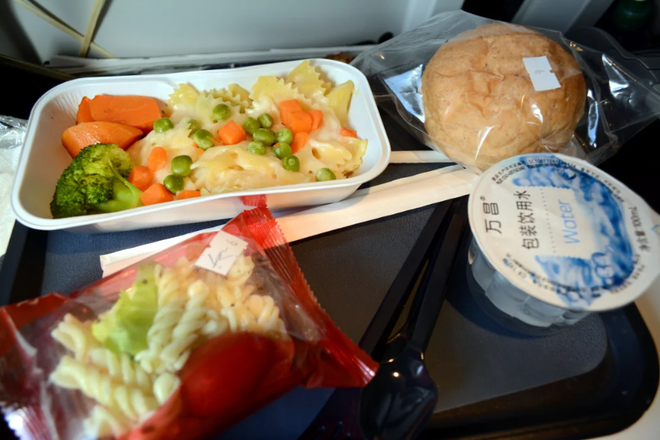 Một bữa ăn trên máy bay của hãng hàng không British Airways vào năm 2019. (Nguồn: CNN) British.png