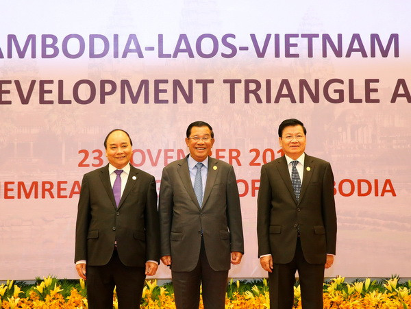 Thủ tướng Nguyễn Xuân Phúc (trái), Thủ tướng Campuchia Samdech Hun Sen (giữa) và Thủ tướng Lào Thongloun Sisoulith (phải) chụp ảnh chung tại lễ khai mạc hội nghị. (Ảnh: Thống Nhất/TTXVN) Việt Nam tích cực xây dựng các cơ chế chính sách hợp tác trong CLV ảnh 1