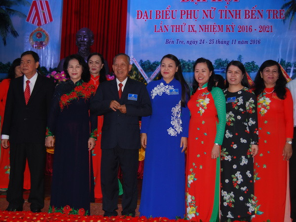 Chủ tịch Quốc hội Nguyễn Thị Kim Ngân chụp ảnh chung với các đại biểu tại Đại hội. (Ảnh: Phạm Văn Trí/TTXVN) Phụ nữ Bến Tre tiếp tục phát huy truyền thống “đội quân tóc dài” ảnh 1