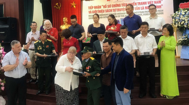 Ban tổ chức trao tặng Hồ sơ Chứng tích Chiến tranh Việt Nam cho thương binh Đỗ Xuân Thuyên, tỉnh Thái Bình. (Ảnh: Phương Lan/TTXVN) ttxvn_le_tiep_nhan_ho_so_chung_tich_chien_tranh_viet_nam1.jpg