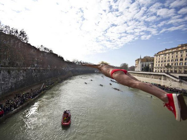 Rome chào Năm mới bằng màn nhảy sông truyền thống ảnh 1