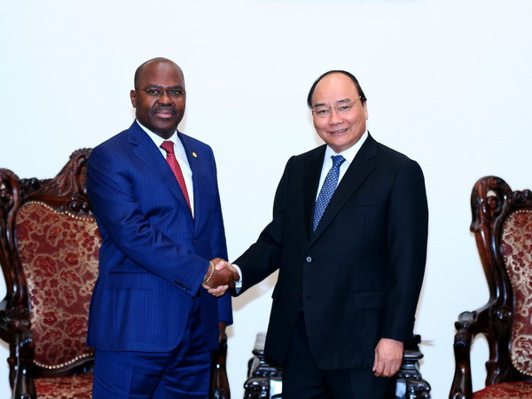 Thủ tướng Nguyễn Xuân Phúc tiếp ông Jaime Basilio Monteiro, Bộ trưởng Bộ Nội vụ Mozambique. (Ảnh: Thống Nhất/TTXVN) Thủ tướng Chính phủ Nguyễn Xuân Phúc tiếp khách quốc tế ảnh 1