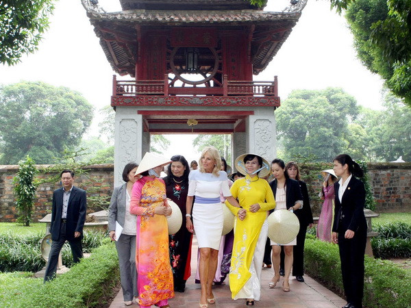 Phu nhân Phó Tổng thống Hoa Kỳ thăm Văn Miếu Quốc Tử Giám ảnh 1