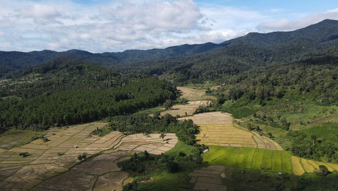 Phong cảnh đẹp như tranh vẽ, núi non trùng điệp nhìn từ trên cao tại Khu Dự trữ Sinh quyển Cao nguyên Kon Hà Nừng. (Ảnh: Hồng Điệp/TTXVN) Phát triển và bảo tồn Khu Dự trữ Sinh quyển Cao nguyên Kon Hà Nừng ảnh 1