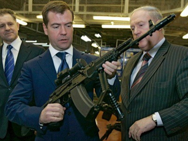 Thủ tướng Nga Medvedev đang thử một loại súng AK. (Nguồn: thefirearmblog.com) Nga sắp trang bị súng AK có thể bắn 3 chế độ ảnh 1