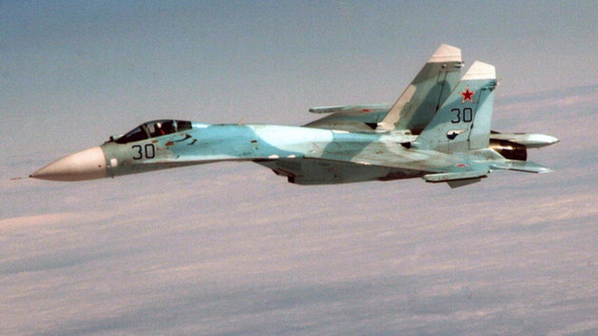 Tiêm kích của Nga "nhào lộn" trên đầu máy bay trinh sát Mỹ ảnh 1