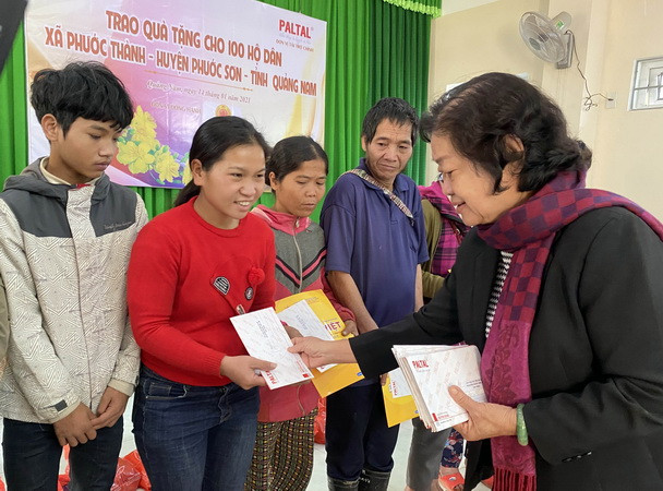 Bà Trương Mỹ Hoa, nguyên Bí thư Trung ương Đảng, nguyên Phó Chủ tịch nước; Chủ tịch Quỹ học bổng Vừ A Dính tặng quà cho người dân bị thiệt hại do bão lũ. (Ảnh: Trần Tĩnh/TTXVN) Tặng quà cho đồng bào miền núi ở Quảng Nam bị thiệt hại do bão lũ ảnh 1