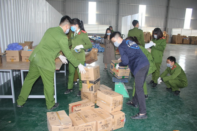 Niêm phong xưởng tái chế, thu giữ gần 4 tấn găng tay đã qua sử dụng ảnh 1