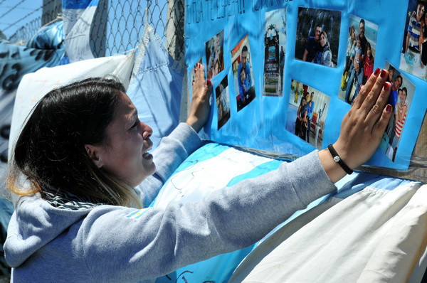 Thân nhân thủy thủ tàu ngầm mất tích yêu cầu tiếp tục tìm kiếm ảnh 1