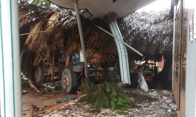 Xe ben mất lái lao qua dải phân cách, tông sập một quán càphê ảnh 1