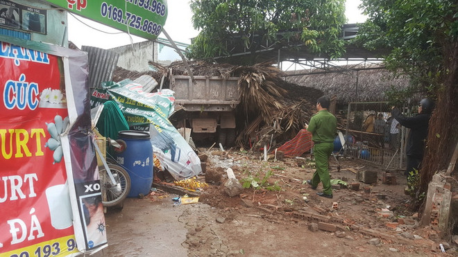 Xe ben mất lái lao qua dải phân cách, tông sập một quán càphê ảnh 2