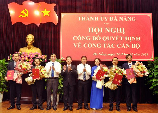 Lãnh đạo Thành ủy Đà Nẵng trao Quyết định và tặng hoa chúc mừng các Ủy viên Ban Thường vụ Thành ủy nhận nhiệm vụ mới. (Ảnh: Trần Lê Lâm/TTXVN) Thành ủy Đà Nẵng công bố Quyết định phân công các cán bộ chủ chốt ảnh 1