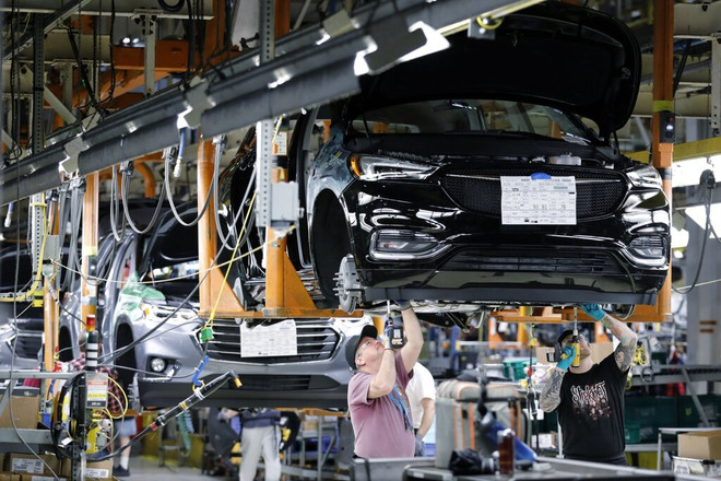 Một dây chuyền sản xuất của General Motors. (Nguồn: Bloomberg) GM không còn ủng hộ Chính quyền Tổng thống Trump trong vấn đề khí thải ảnh 1