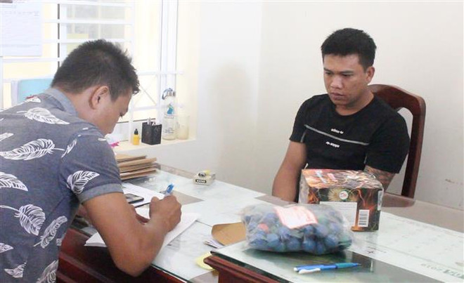 Bắt quả tang đối tượng vận chuyển trái phép hơn 20kg pháo ảnh 1