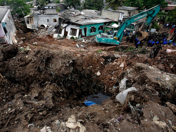 Sri Lanka sơ tán khẩn cấp hàng nghìn người sau vụ sập núi rác ảnh 1