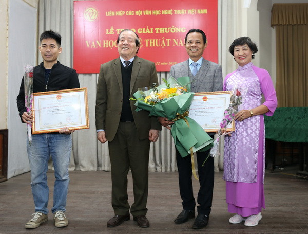 Chủ tịch Liên hiệp các Hội Văn học Nghệ thuật Việt Nam, nhà thơ Hữu Thỉnh, Chủ tịch Hội đồng giải thưởng trao giải A cho các tác giả. (Ảnh: Hoàng Hiếu/TTXVN) Tổ chức trao Giải thưởng Văn học nghệ thuật năm 2020 ảnh 1