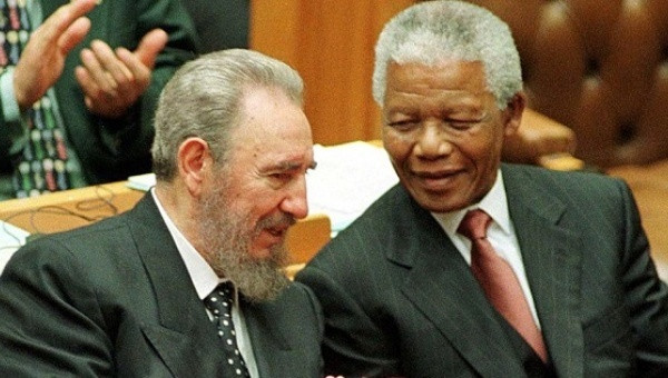 Nelson Mandela và Fidel Castro. (Ảnh: Reuters) Sáu tình bạn vĩ đại nhất trong sự nghiệp cách mạng của Fidel Castro ảnh 1