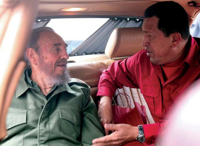 Hai nhà lãnh đạo Fidel và Chavez trò chuyện thân tình. (Ảnh: AP) Sáu tình bạn vĩ đại nhất trong sự nghiệp cách mạng của Fidel Castro ảnh 6