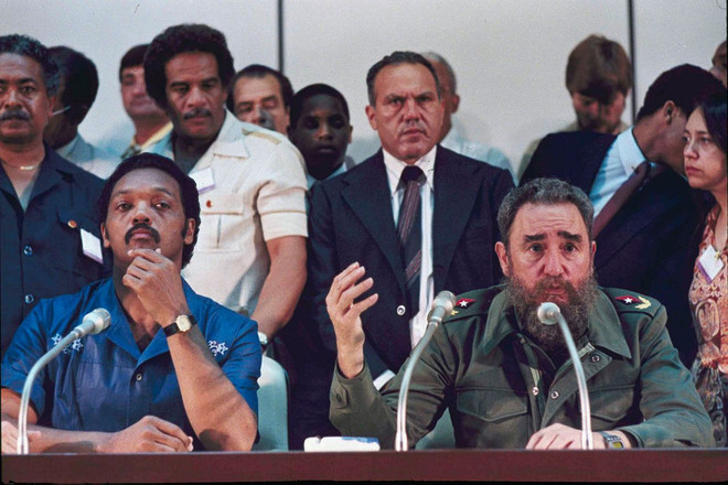 Nhà hoạt động xã hội Jackson và Chủ tịch Fidel. (Ảnh: AP) Sáu tình bạn vĩ đại nhất trong sự nghiệp cách mạng của Fidel Castro ảnh 3