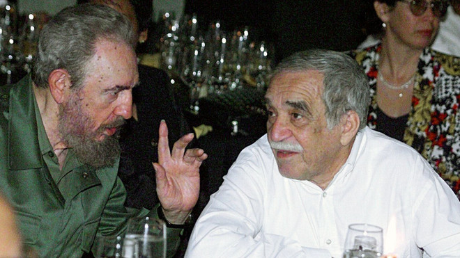 Nhà văn Marquez và Chủ tịch Fidel. (Ảnh: Getty Images) Sáu tình bạn vĩ đại nhất trong sự nghiệp cách mạng của Fidel Castro ảnh 4