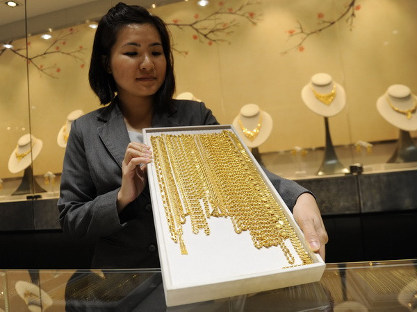 Giá vàng trên thị trường thế giới xác lập "đáy" của 4 tuần qua ảnh 1