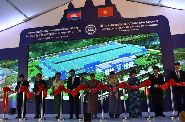 Campuchia khánh thành nhà máy sữa liên doanh với Việt Nam ảnh 1