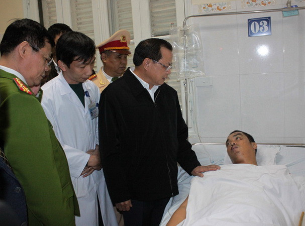 Ông Phạm Quang Nghị thăm chiến sỹ cảnh sát giao thông bị thương ảnh 1